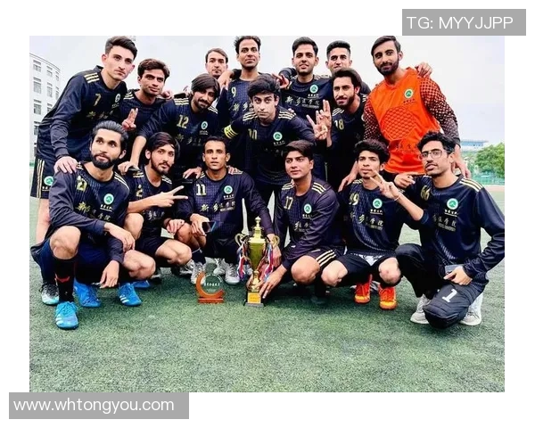 西装革履尽显绅士风采球星绿茵赛场上演时尚足球盛宴