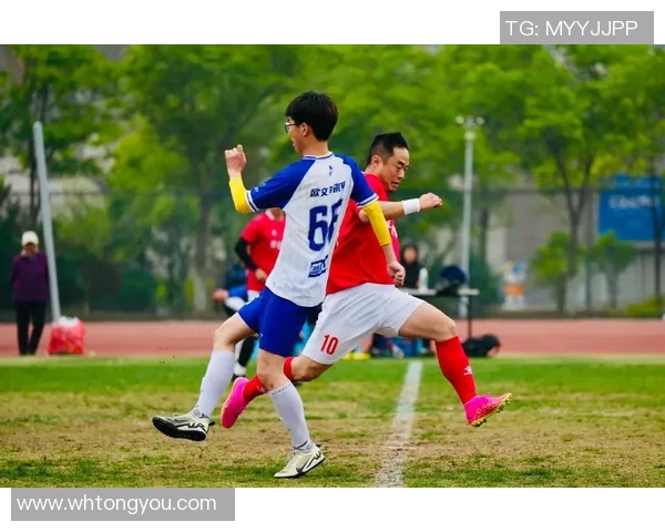 足球球星赛场热情拥抱亲吻展现兄弟情深瞬间