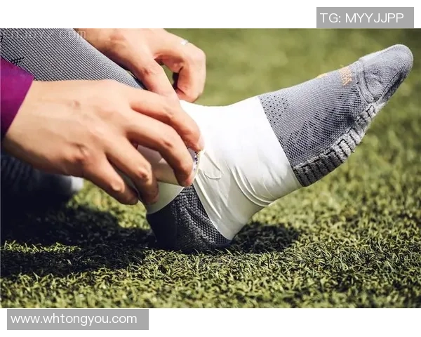 C罗专属足球装备解析:从鞋款到护具全面揭秘他的场上必备利器 C罗专属足球装备解析:从鞋款到护具全面揭秘他的场上必备利器