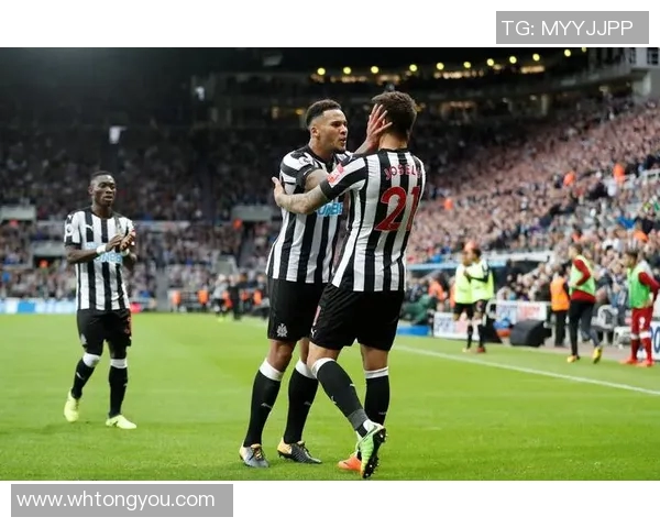 球星巧妙头顶足球精准传球展现高超技术与默契配合